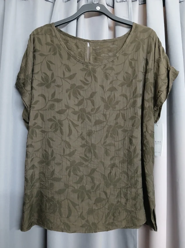 Blusa verde de manga japonesa con estampado de hojas