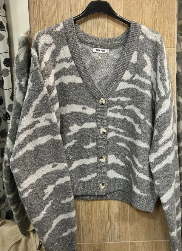 Chaqueta de punto gris y blanca con botones