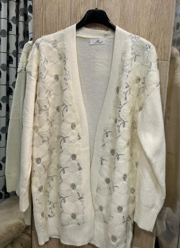 Rebeca blanca con detalles de flores bordadas